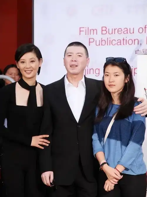 冯小刚携妻女亮相31岁女儿五官如爸爸复制,54岁徐帆比她还漂亮