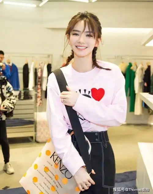 春季少女心麻花辫造型,杨幂红色系充满活力,戚薇粉衣很青春靓丽