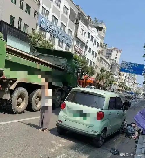 油门当刹车东莞一女司机穿拖鞋开车,致一外卖小哥当场丧命