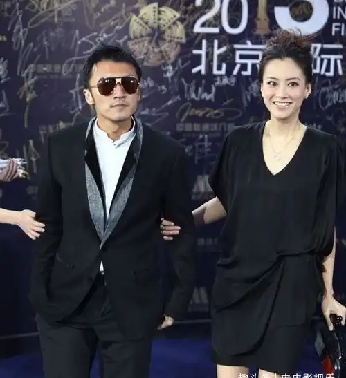 谢霆锋身边不离不弃的女人,漂亮有气质眉宇间神似王菲