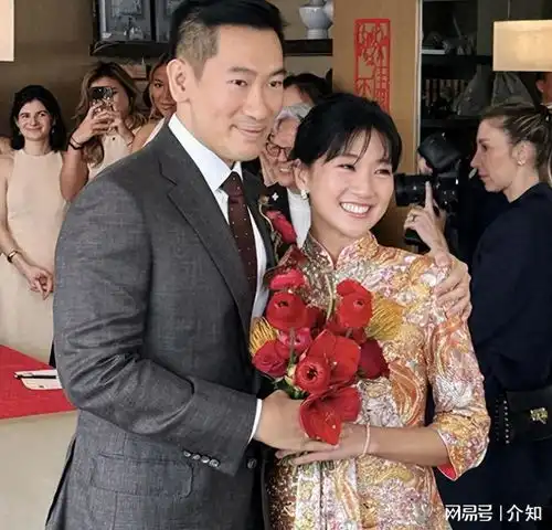 郑丹瑞送33岁长女出嫁,五对龙凤镯做嫁妆,中西婚礼结合羡煞旁人