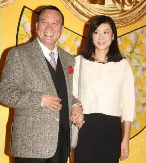 66岁万梓良参加商演,和献花妇女脸贴脸唱歌