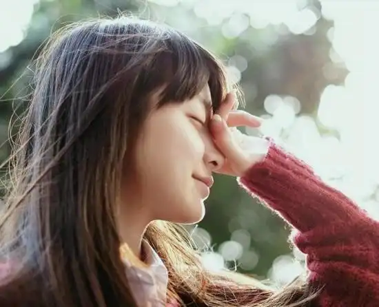 乡下婆婆来家里住,看到她在厕所做的一幕,气得我抬脚踹她一脚