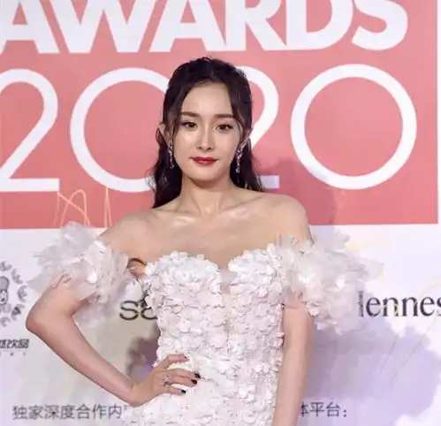 红毯怼脸照,为了上镜更美更闪亮,女明星们都用什么小技巧