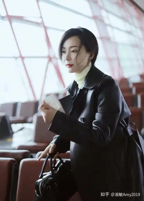 气质女神陈数与众不同,皮大衣搭配紧身牛仔裤,高级感美炸了