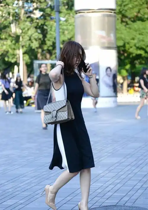 路人街拍,裙子良好的修身效果,凸显了美女曼妙的身姿