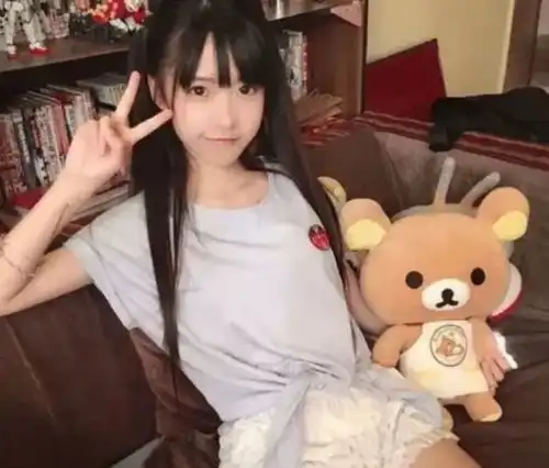 还记得那个比剪刀手一夜走红的女孩吗长大被富豪狂追,现状如何