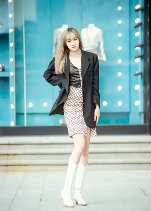 吐舌头成了少女街拍新姿势呆萌甜美果然天生无敌,马尾辫都可爱