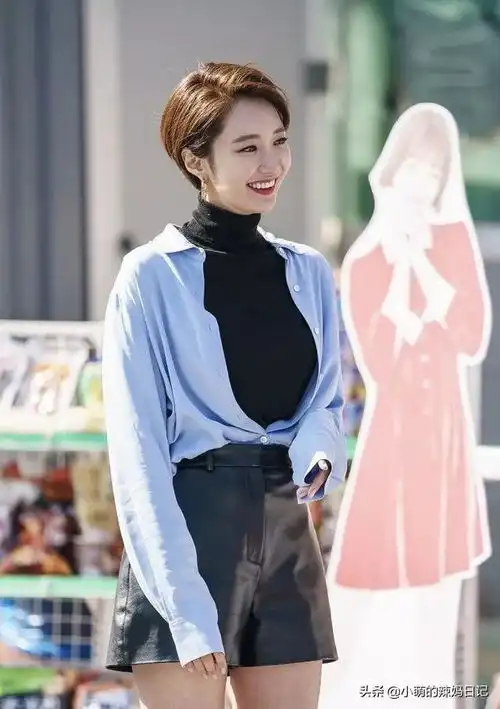 真正时髦的女人,秋冬都会备上这件烟管领衫,配毛衣衬衫太美