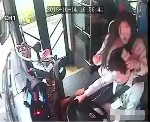 又见抢方向盘还坐在司机身上镇江一女子大闹公交被检方提起公诉