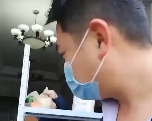 上海外籍女子要从封控小区外出遛狗,还不戴好口罩,网友反应亮了