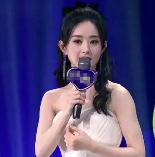 33岁赵丽颖生图嫩成少女,抹胸裙太紧显蛮腰,手臂粗壮肌肉明显