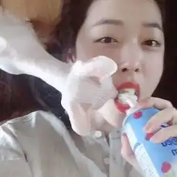 雪莉吃个奶油被吐槽有暗示清纯少女怎么了