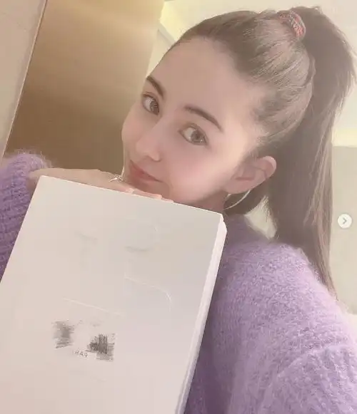 昆凌否认怀三胎后首晒自拍,扎高马尾少女感十足,无名指大钻戒抢镜