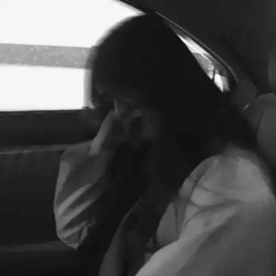 背影或侧面的丧女头像现代暗黑丧风格头像