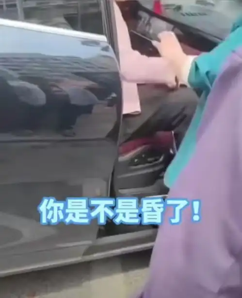 妻子外出,男子带情人回家欢愉,关键时刻老丈人推门而入