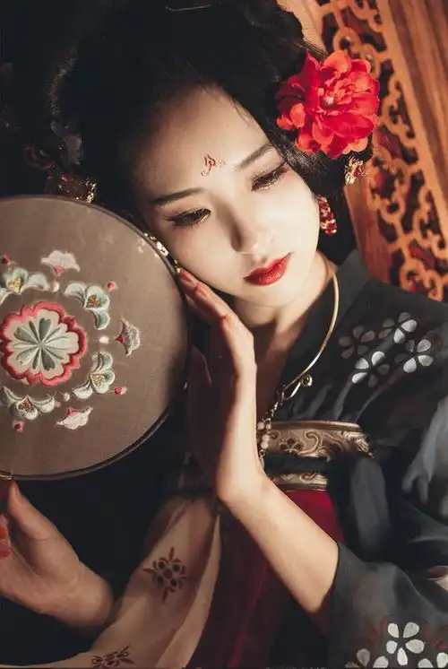 女保姆被雇主儿子拖到屋里,一个小时后才出来,出来后保姆流泪了