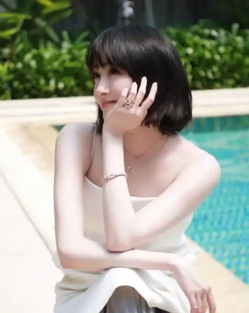 关晓彤换发型美得像换了个人齐耳发配吊带又纯又欲,好羡慕鹿晗