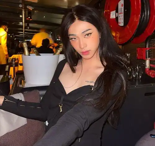 庾澄庆与伊能静20岁儿子再晒女装照,一人独居美国,十分想念妈妈