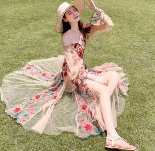 夏季最火油画裙,呈现视觉立体感,配上波浪卷发演绎复古港风