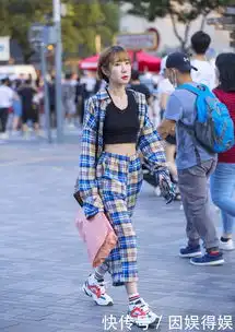街拍女神穿衣时尚,青春感十足