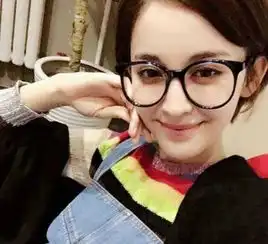 戴上眼镜美得不像话的女星,刘亦菲仙气十足