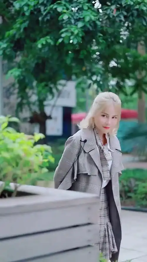 美女说文字游戏套路闺蜜,你这么皮,不怕闺蜜打你吗