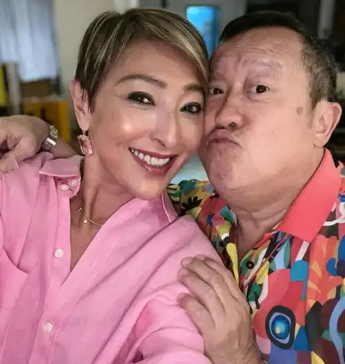 曾志伟与女神们聚会红光满脸刘嘉玲美腿吸睛,关之琳余安安冻龄