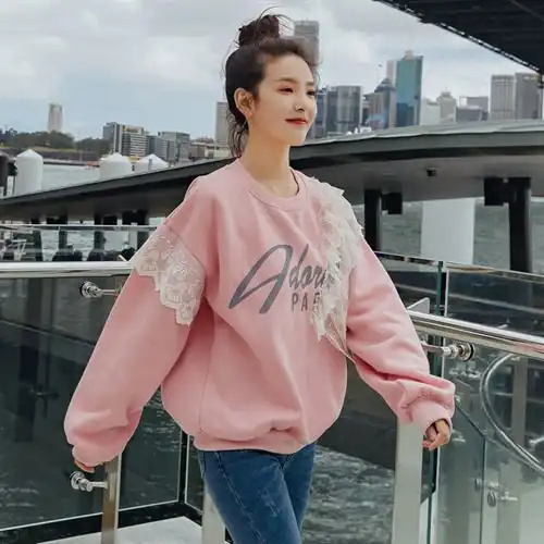 不管是内搭还是单穿都是非常好的选择卫衣的设计妹子