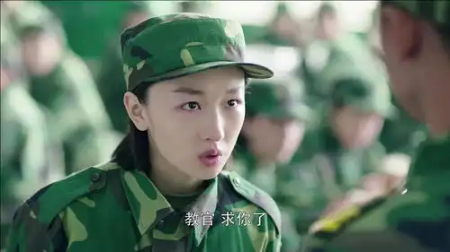 女子带棒棒糖去吃饭,教官误认成口红,当众嗅大了