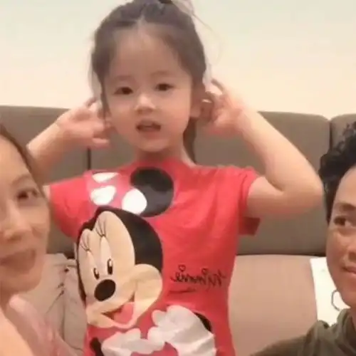 五福姚乐怡罕晒全家福,4岁女儿五官精致,老公帅气不输明星
