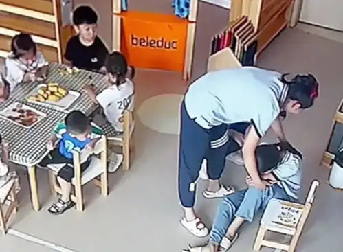 山东一女孩搬走老师身后凳子去吃饭,结果老师坐空摔了个四脚朝天