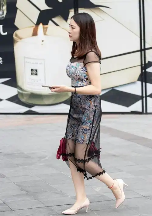 时尚穿搭美女甜美又仙气,看着很优雅
