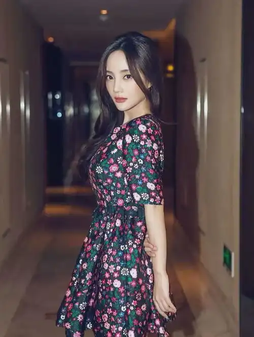 李小璐卖二手衣物8000一件,网友表示想钱想疯了吧