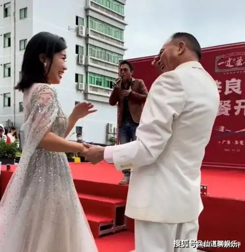 64岁万梓良现身商演,邀请女司仪跳舞,女方一脸不情愿场面尴尬