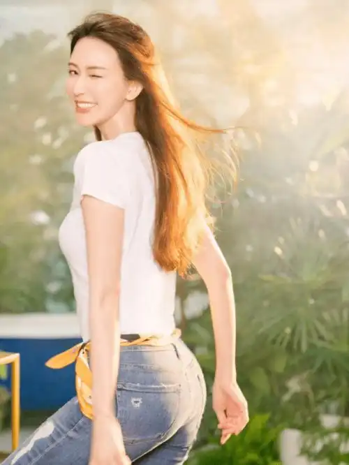 女神林志玲风采依旧,t恤搭配牛仔裤轻松减龄,曼妙曲线让人羡慕
