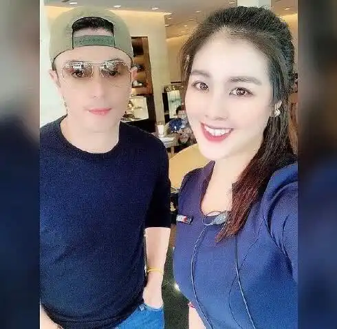 霍建华餐厅吃饭与美女服务员合照,服务员肤白貌美不输林心如