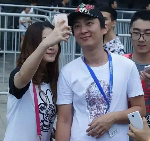 王思聪乘红色劳斯莱斯外出两位美女随车,他则刻意遮挡自己