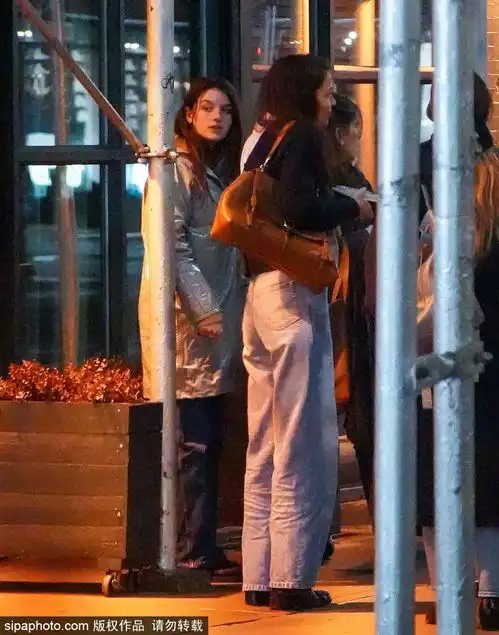 组图凯蒂赫尔姆斯与女儿苏瑞克鲁斯同框街头热聊似姐妹