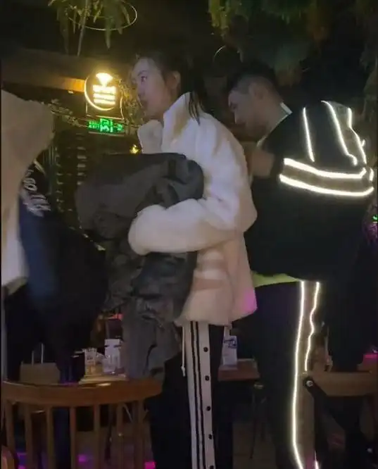 女排冠军张常宁酒吧狂欢富二代老公衣着太闪亮,俩人拥抱大笑
