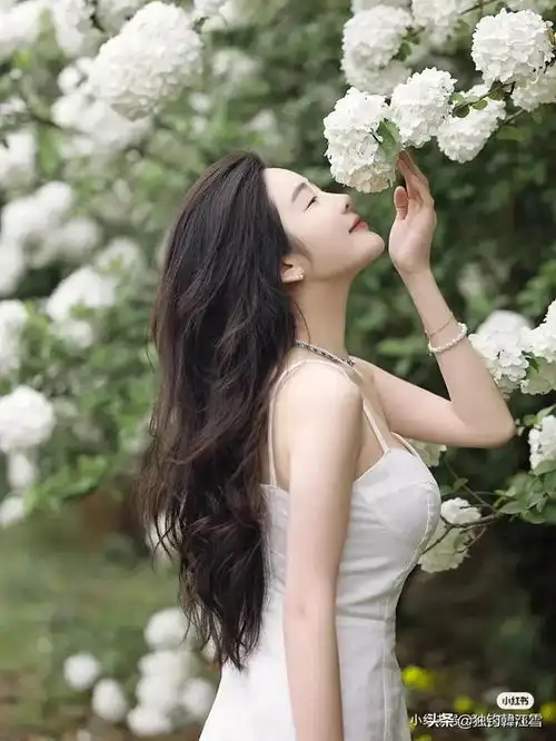 优雅端庄的美女珠宝设计师