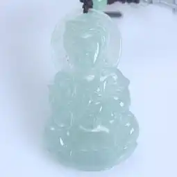 我想知道这个冰糯翡翠和白底青带紫罗兰翡翠哪个好更有价值
