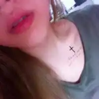 不露脸的女生头像,露出嘴唇的