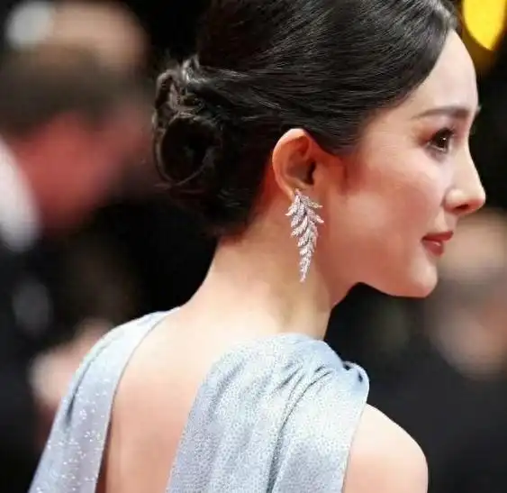 看脸是美女,一看脖子全完蛋这些女星被丑脖子拖累,合照输太惨
