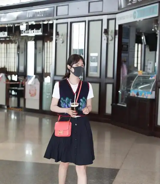 被32岁李菲儿私服穿搭美到了,复古又文艺少女感十足,身材真棒