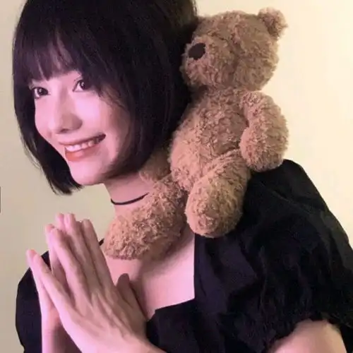 可爱的真人女生头像微微风簇浪,散作满河星