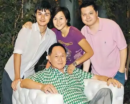 香港名媛经历7年同性婚姻,与新欢秀恩爱,恋情获富豪父亲认可
