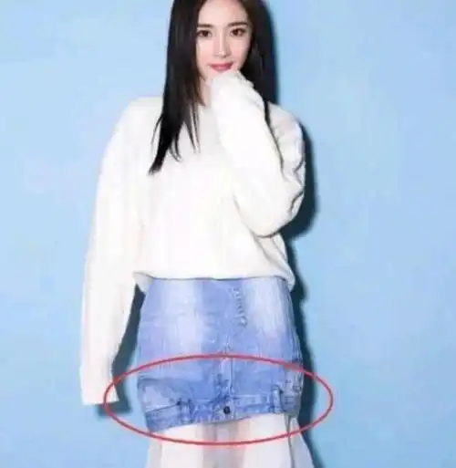 杨幂的时尚真美,牛仔裤倒着穿还不够,再缝一截纱裙却意外好看