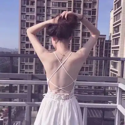 很酷的露肩女生头像,性感锁骨穿吊带