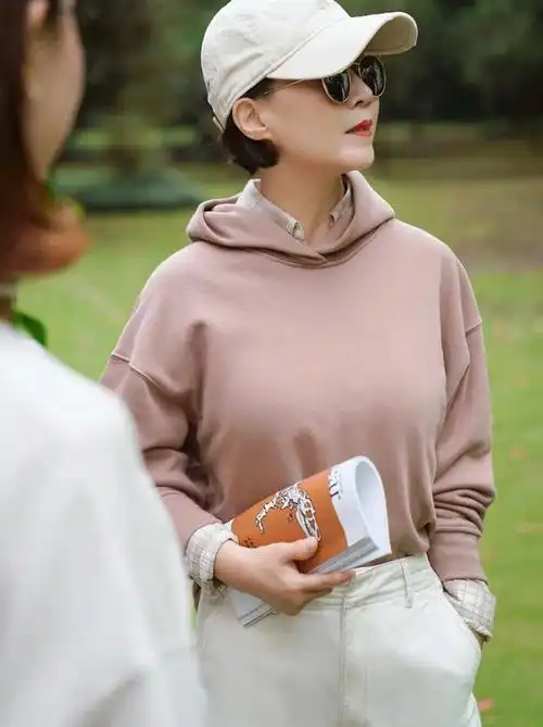 这位老年妈妈的穿搭,真正诠释了时尚与年龄无关,值得借鉴